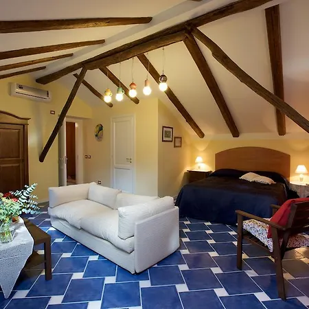 La Casa Di Donn'amelia Bed & Breakfast 2*